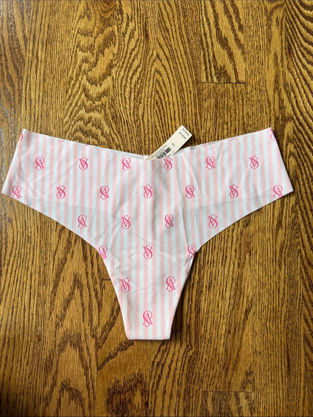 Victoria's Secret Seamless No-Show Thong Panty. NWT. Size Large.